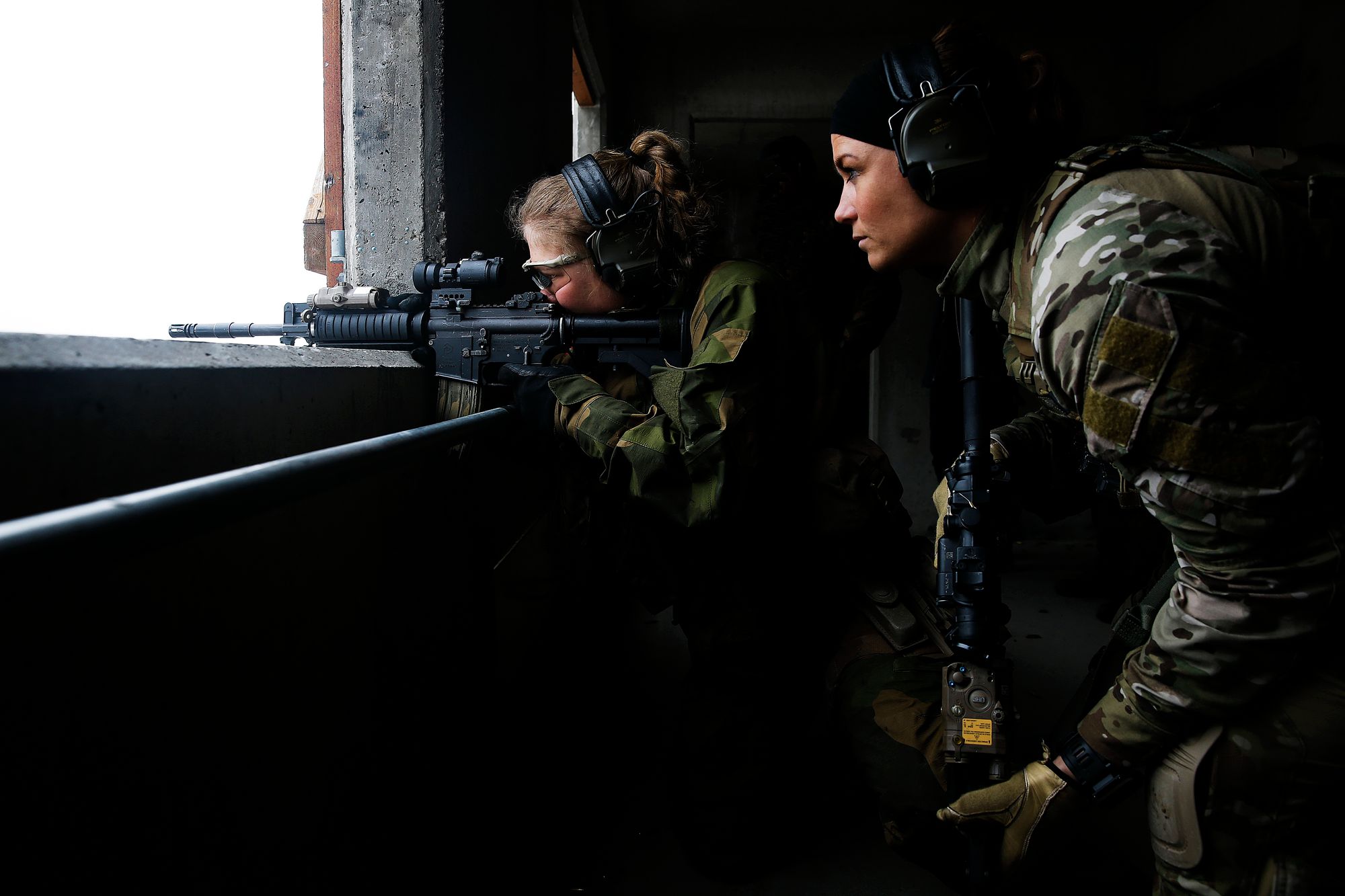 Подразделения женщина. Женский спецназ Норвегии. Женщина спецназ. Девушка спецназ.