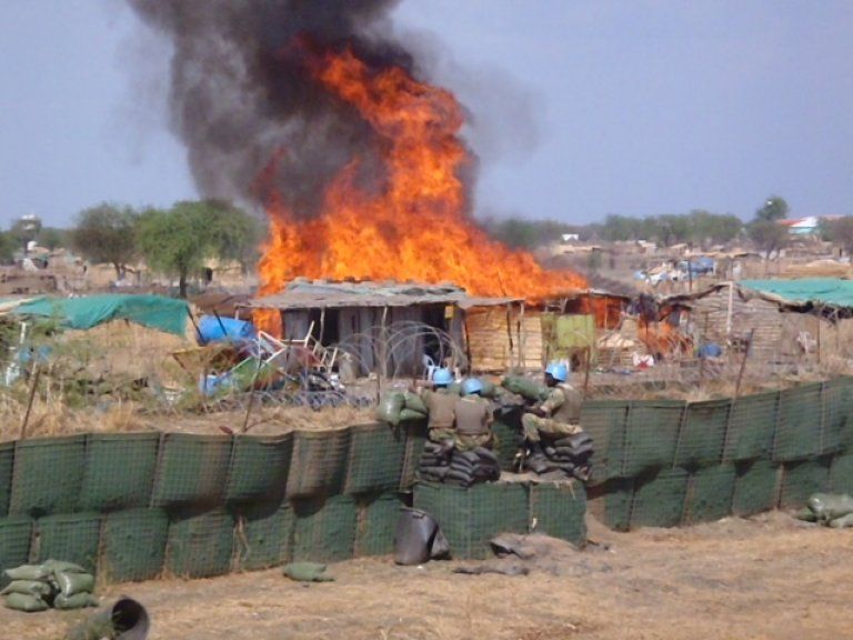 Å holde fred eller holde freden?