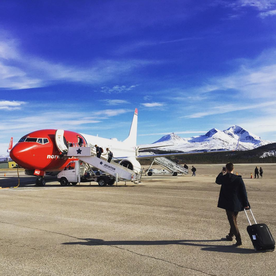 [SATIRE] Pendler stoppet av Militærpolitiet. Hadde på seg «lite praktisk antrekk»