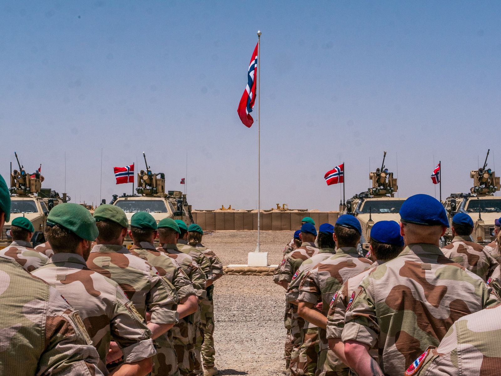 Kom deg ut eller kom deg ut: 
Betydningen av intops for karriere, kompetanse og prestasjoner i Forsvaret.