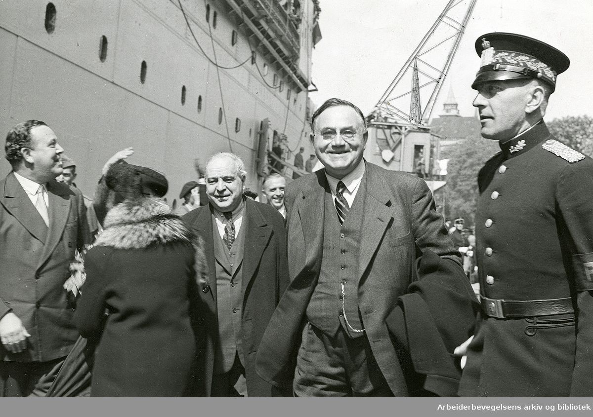 Replikk: Noe om helter