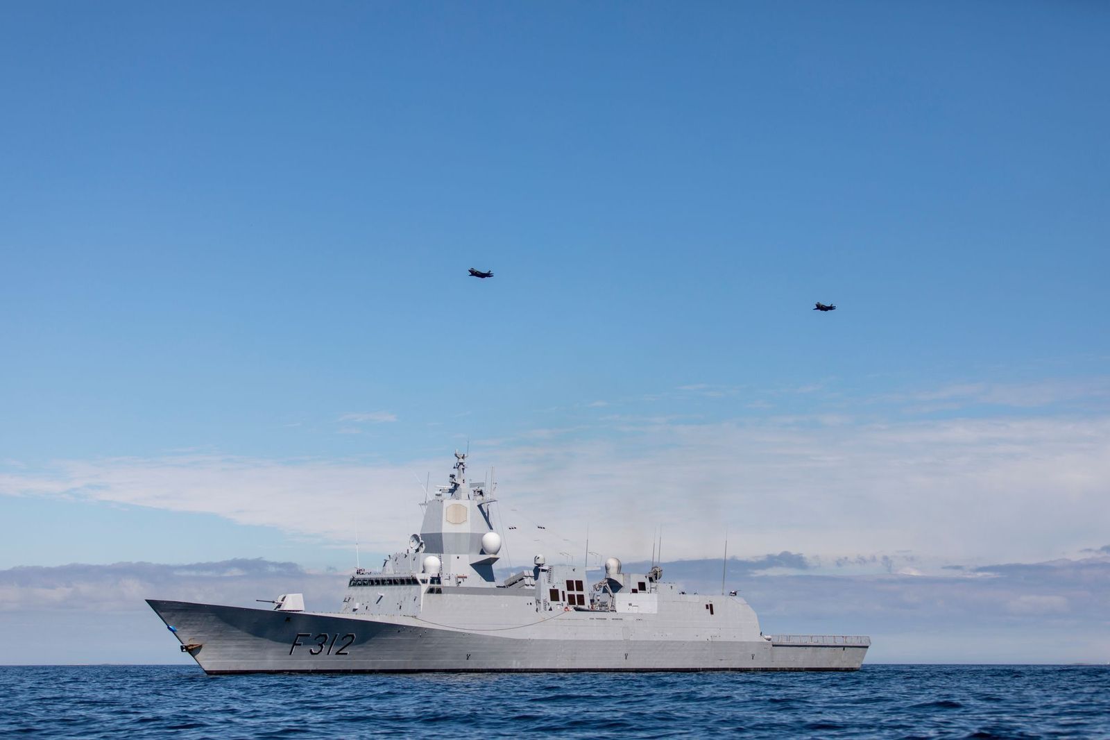 AirSea Battle på norsk, «revisited»:
Nå har vi vel fått dingsene våre til å virke sammen, eller?