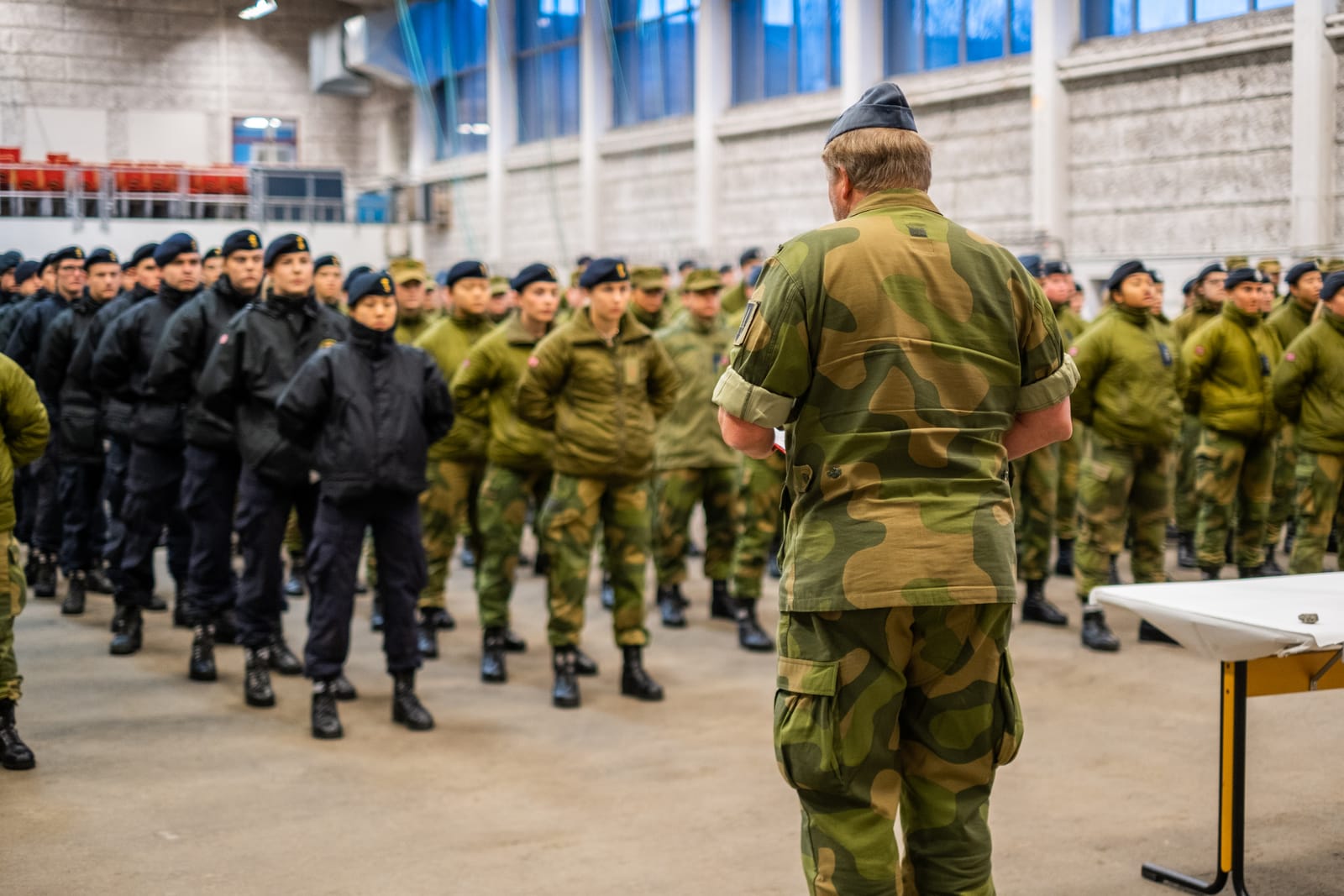 Ambrosia, slangeolje og julepynt: Festtaler i Forsvaret sett fra sidelinjen